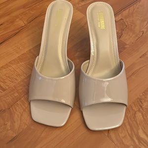 NWOT Cream Heels